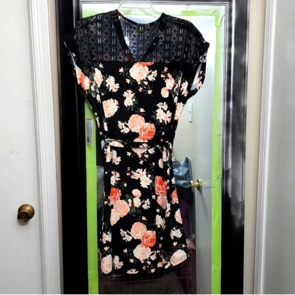 Womens Lace and Floral Print dress - Picture 2 of 2
